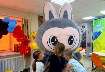 Поздравление от надувных кукол-гигантов!