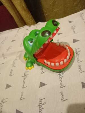 Игрушк крокодил