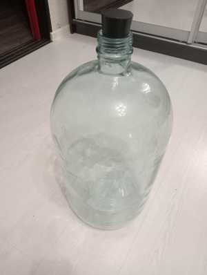Стеклянная бутылка 20 л .