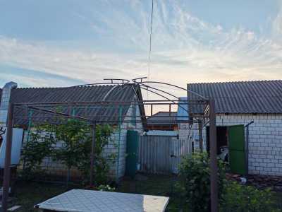 Металлический каркас навеса.