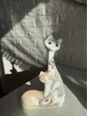 Фигура кошки из керамики.