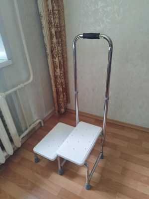 Лестница с поручнем