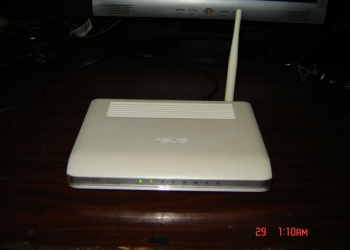 Роутер *Asus*.